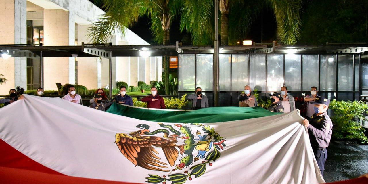 Congreso local, iza y arría Bandera Nacional en memoria de fallecidos por COVID-19