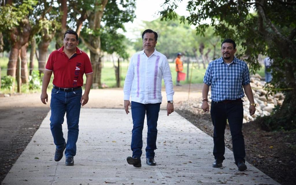 Agradece alcalde a Cuitláhuac García y Gómez Cazarín por obras en Catemaco