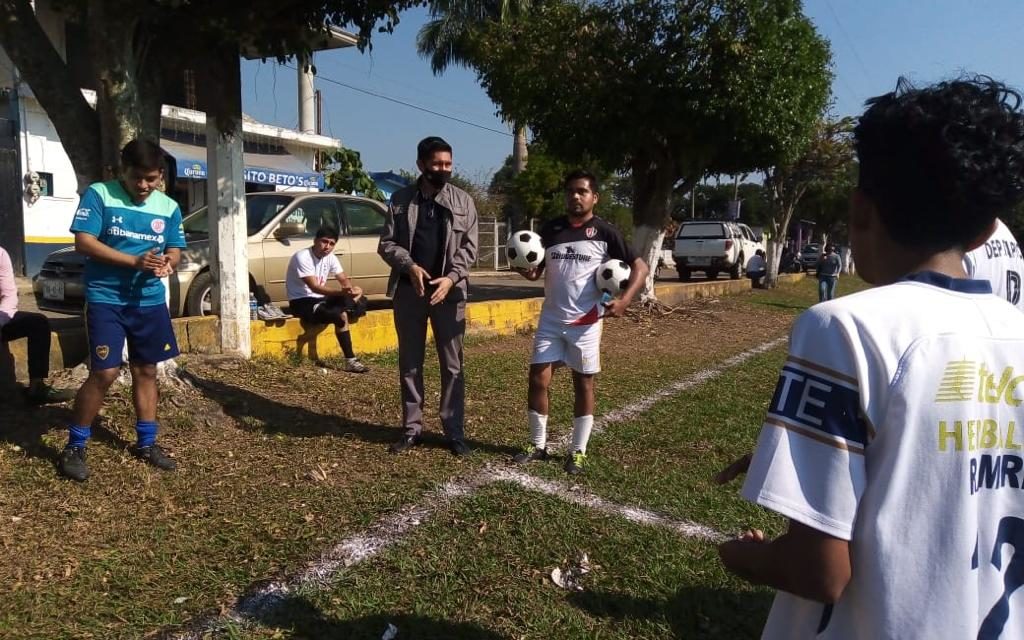 Comprometidos con el deporte, se entrega uniformes y balones en Colonia Esperanza y San Rafael Calería