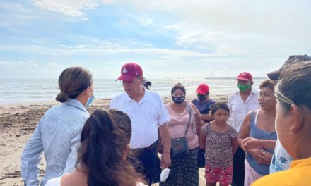 Pozos Castro se une a brigada de limpieza de playa de Tuxpan tras paso de Grace