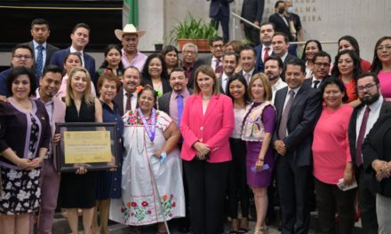 Diputados de oposición desaíran a galardonada del Premio Estatal de la Mujer