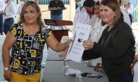 Entrega de escrituras a escuelas, justicia social para la niñez veracruzana: Cecilia Guevara