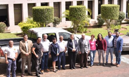 Dona Congreso tres unidades automotrices a Bomberos de Xalapa