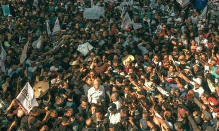 <strong>Poderosos políticos fusionados con el pueblo en la marcha del domingo</strong>