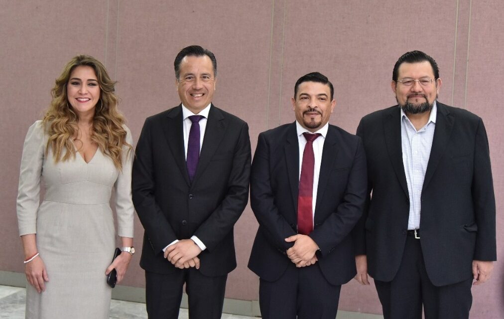 <strong>Compareciendo</strong>