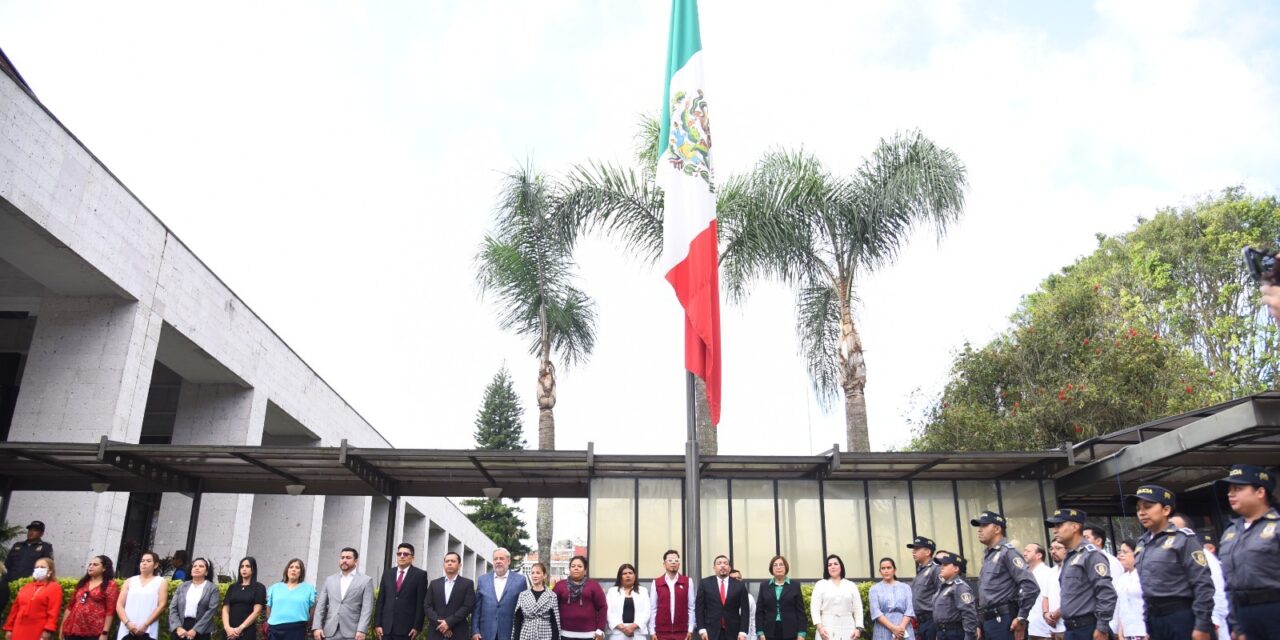 Homenaje a la Bandera es servir a México con lealtad y honradez