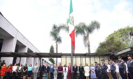 Homenaje a la Bandera es servir a México con lealtad y honradez