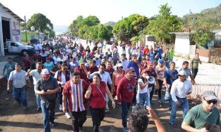 Más de medio millar de personas se sumaron a la “Caravana por la Justicia” desde Hueyapan de Ocampo con destino a la Ciudad de México encabezada Juan Javier Gómez Cazarín