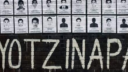 Padres de Ayotzinapa, se instalan en el zócalo