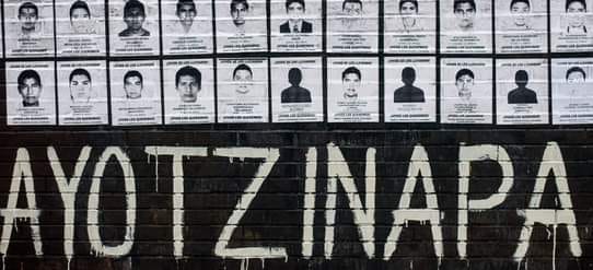 Padres de Ayotzinapa, se instalan en el zócalo