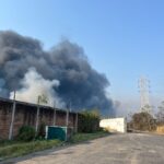 Fuerzas de tarea atienden incendio de pantano en las afueras de refinería Minatitlán
