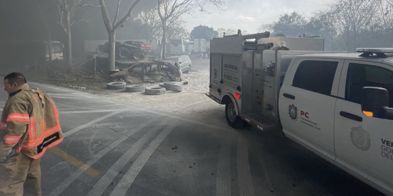 Continúa la atención al incendio de corralón en Emiliano Zapata