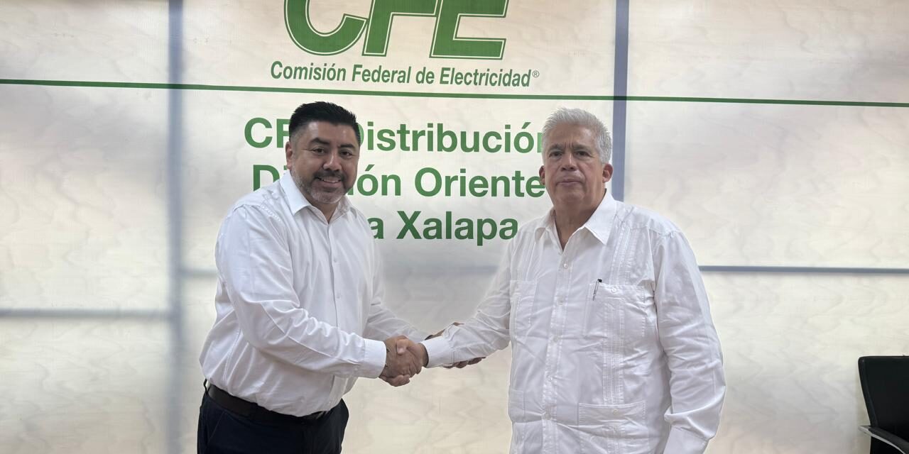 Diputado Federal Francisco Valencia-CFE zona Xalapa, en reunión de trabajo.