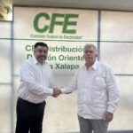 Diputado Federal Francisco Valencia-CFE zona Xalapa, en reunión de trabajo.