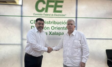 Diputado Federal Francisco Valencia-CFE zona Xalapa, en reunión de trabajo.