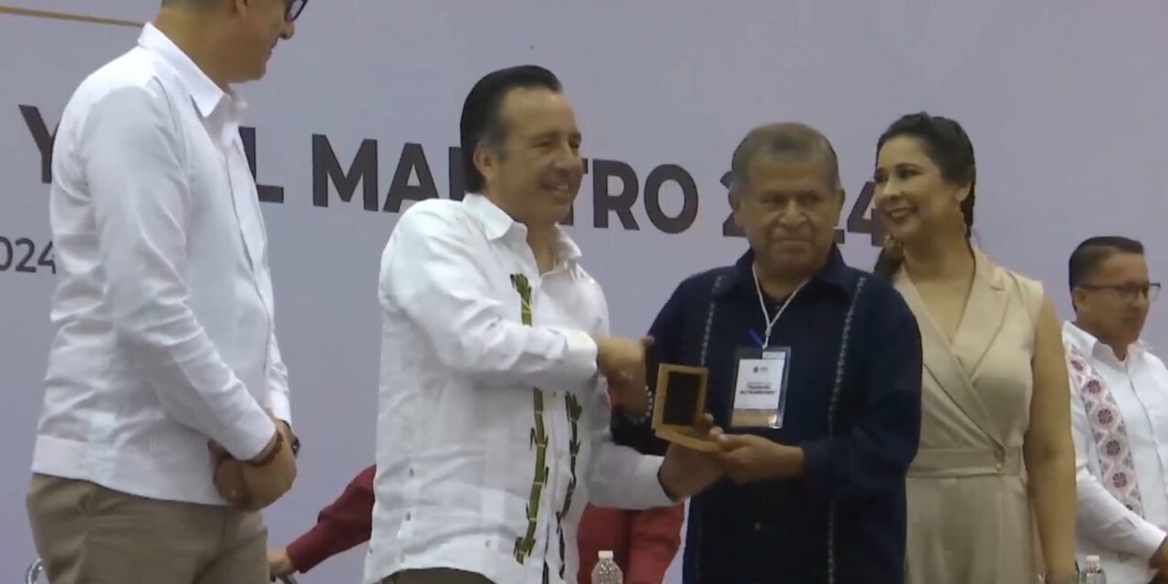 Reconoce Veracruz a 2 mil 610 maestros por 40 y 30 años de servicio