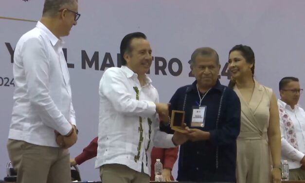 Reconoce Veracruz a 2 mil 610 maestros por 40 y 30 años de servicio