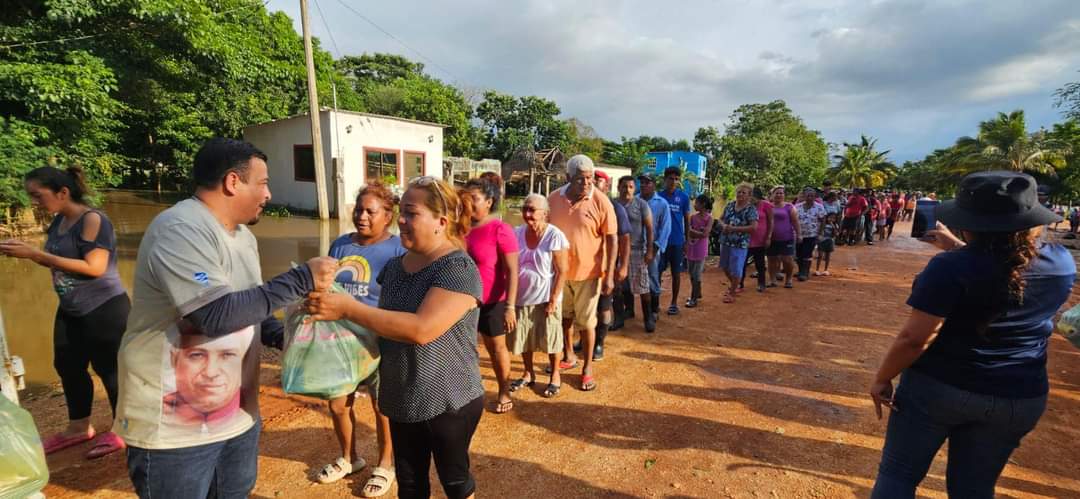 Damnificados por lluvias torrenciales en Los Tuxtlas no están solos, Gómez Cazarín los respalda