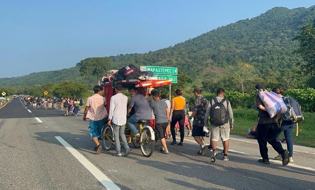 Prevén aumento de migrantes en estación de Acayucan por política migratoria de Estados Unidos