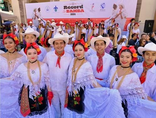 Más de 2 mil veracruzanos bailaron ‘La Bamba’ en Xalapa