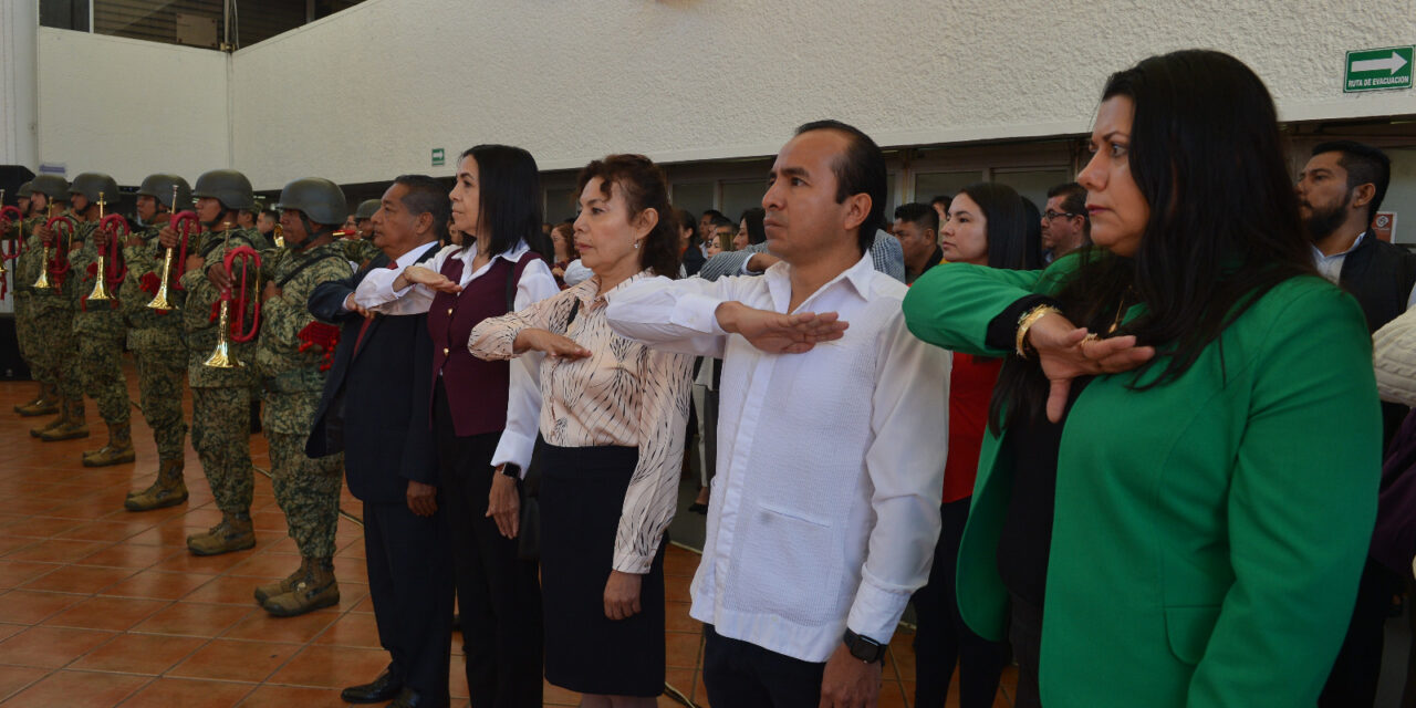 Encabeza Claudia Tello primer homenaje a la bandera en la SEV