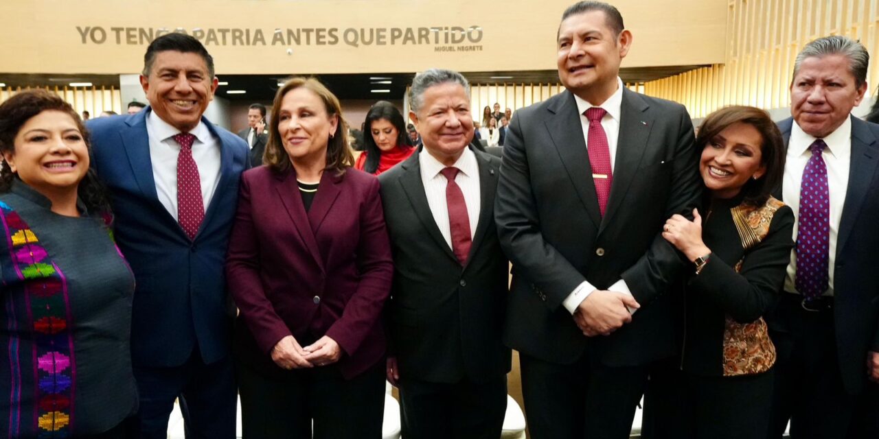 Rocío Nahle, presente en la toma de protesta del Gobernador de Puebla