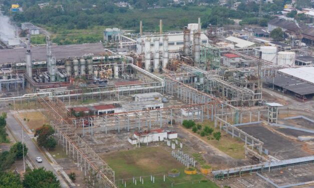 Apuesta Sheinbaum por rescate de la petroquímica nacional; recorre complejo petroquímico Escolín