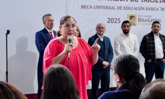 Entregan mil 470 tarjetas de la beca Rita Cetina en Xalapa