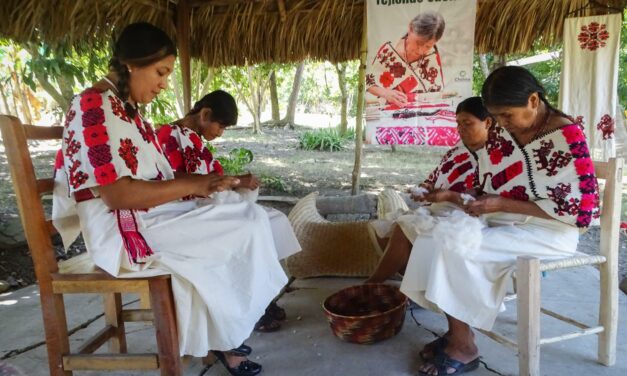 Tejiendo identidad, artesanas de Chalma transmiten el legado del Quexquémitl