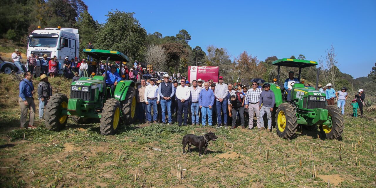Productores de Altotonga reciben maquinaria para impulsar el cultivo de maíz