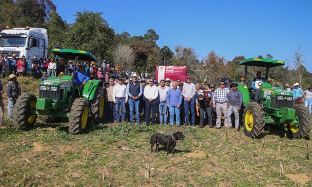 Productores de Altotonga reciben maquinaria para impulsar el cultivo de maíz