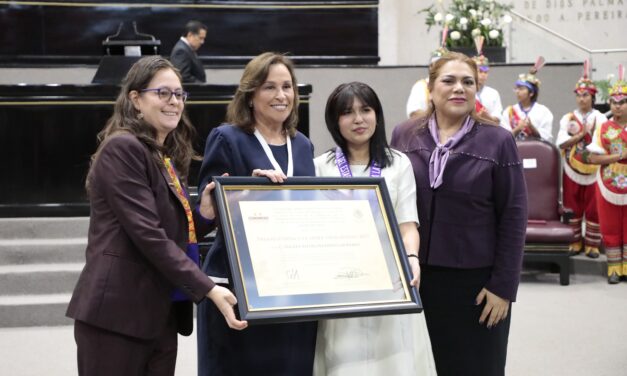 Gobernadora entrega el Premio Estatal a la Mujer a la mejor estudiante del mundo