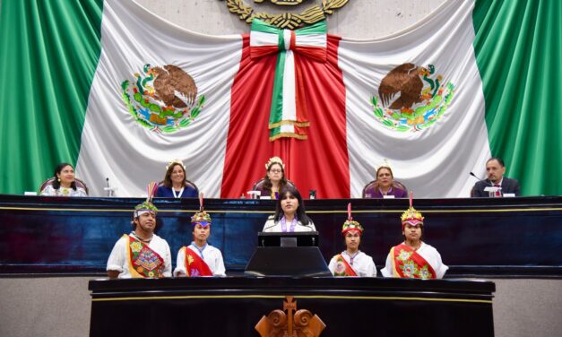 Entrega Congreso de Veracruz Premio Estatal de la Mujer a la mejor estudiante del mundo