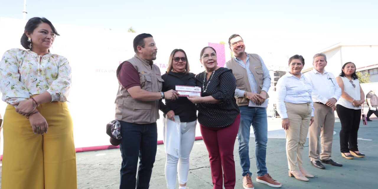 Estudiantes de la Técnica 3 reciben tarjetas de beca Rita Cetina