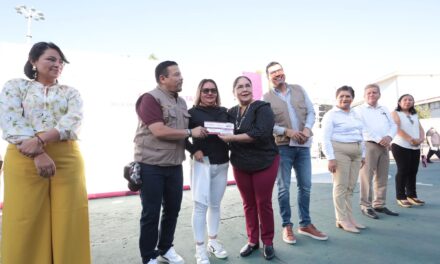 Estudiantes de la Técnica 3 reciben tarjetas de beca Rita Cetina