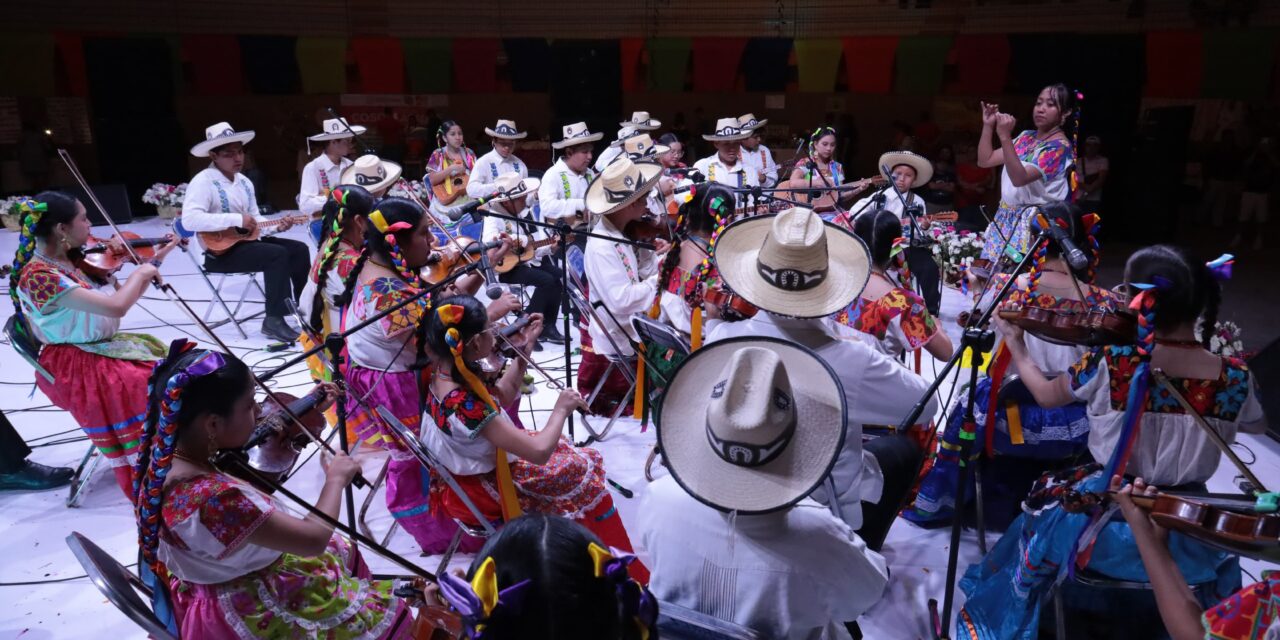 Son jarocho, banda femenil y fusión latina, celebran la identidad en Cumbre Tajín