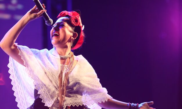 Alberto Barros cierra la Cumbre Tajín con una noche llena de salsa