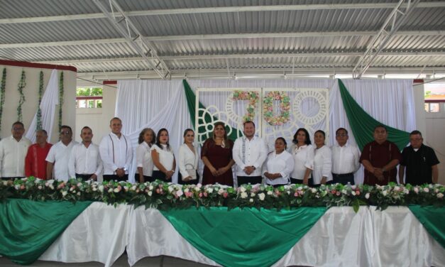 Reconoce SEV trayectoria y vocación docente de maestros