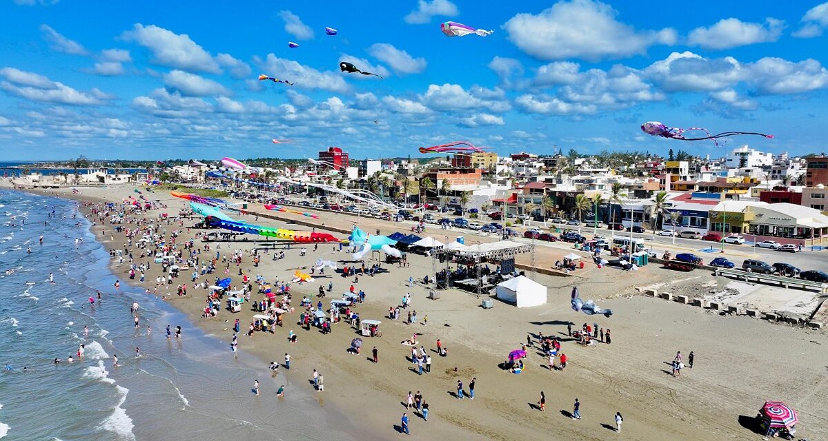 Gobierno del Estado refuerza vigilancia en playas de Coatzacoalcos por alta afluencia de visitantes