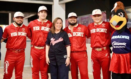 Rocío Nahle acompaña a El Águila de Veracruz en el inicio de temporada de la Liga Mexicana de Béisbol