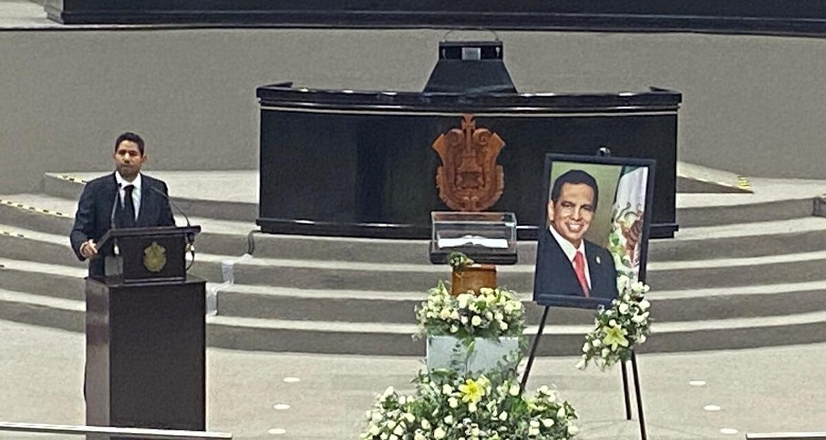 Rinden homenaje póstumo a Fidel Herrera Beltrán en el Congreso del Estado
