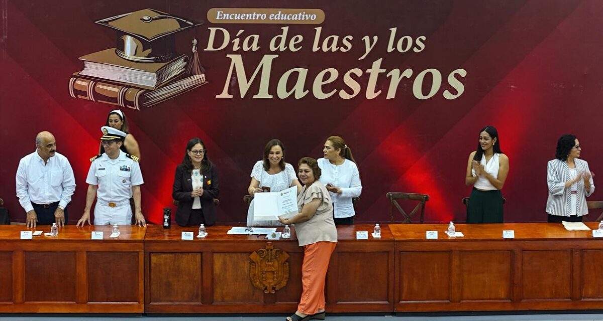 Resalta gobernadora Rocío Nahle labor del magisterio; entrega reconocimientos a profesores en ‘Día del Maestro’