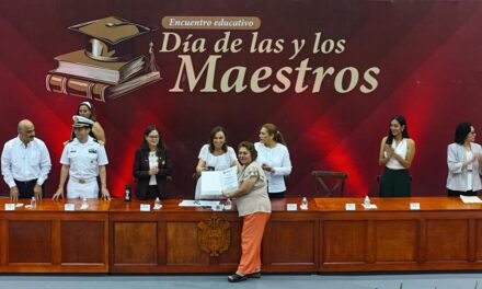Resalta gobernadora Rocío Nahle labor del magisterio; entrega reconocimientos a profesores en ‘Día del Maestro’