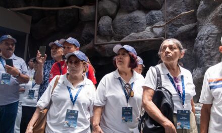 Ganadores del concurso nacional La Vejez y el Mar visitan Aquarium