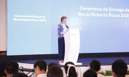 Jóvenes de Veracruz, Puebla, Michoacán y CDMX reciben becas Roberto Rocca