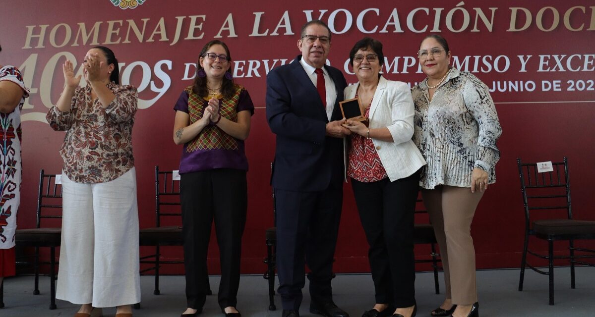 Reconoce Gobierno de Veracruz trayectoria de docentes con 40 años de servicio