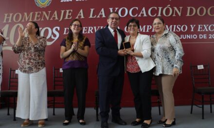 Reconoce Gobierno de Veracruz trayectoria de docentes con 40 años de servicio
