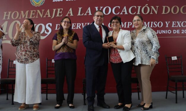 Reconoce Gobierno de Veracruz trayectoria de docentes con 40 años de servicio
