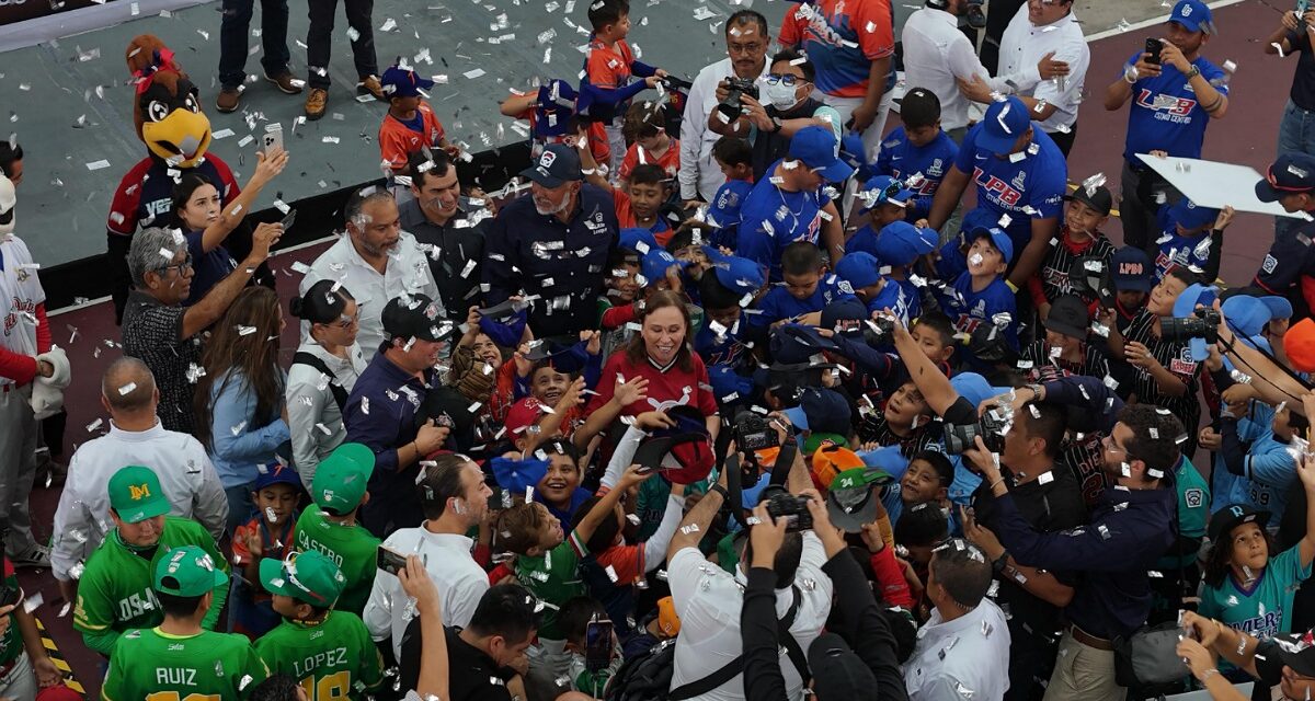 Rocío Nahle lanza la primera bola en campeonato de Ligas Pequeñas