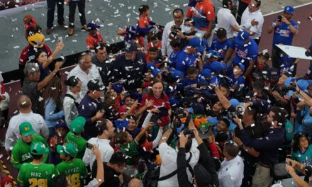 Rocío Nahle lanza la primera bola en campeonato de Ligas Pequeñas